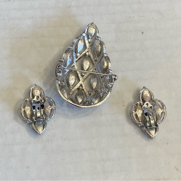 Vintage Basket Brooch and Earrings Set  Rhinestone Shield Silver Set - Picture 14 of 15